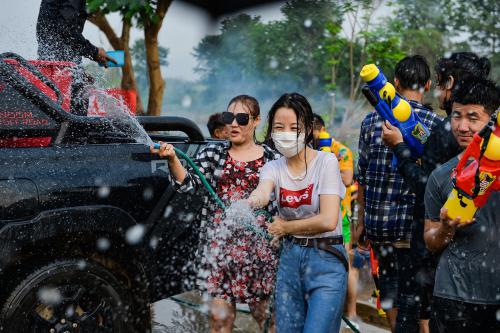 Thaiföld újévi fesztiválja, a Songkran, a világ legnagyobb vízicsatájának színhelye